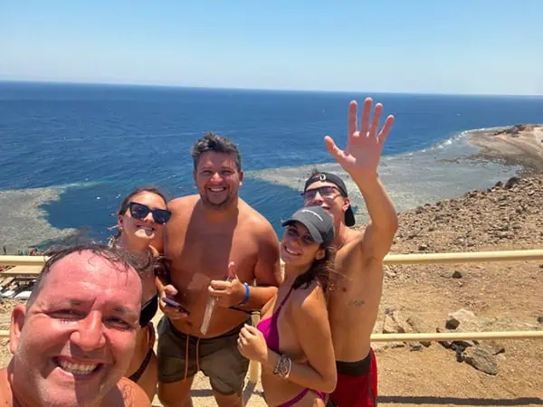 grupp in costume saluta durante una Fermata al punto panoramico di Dahab