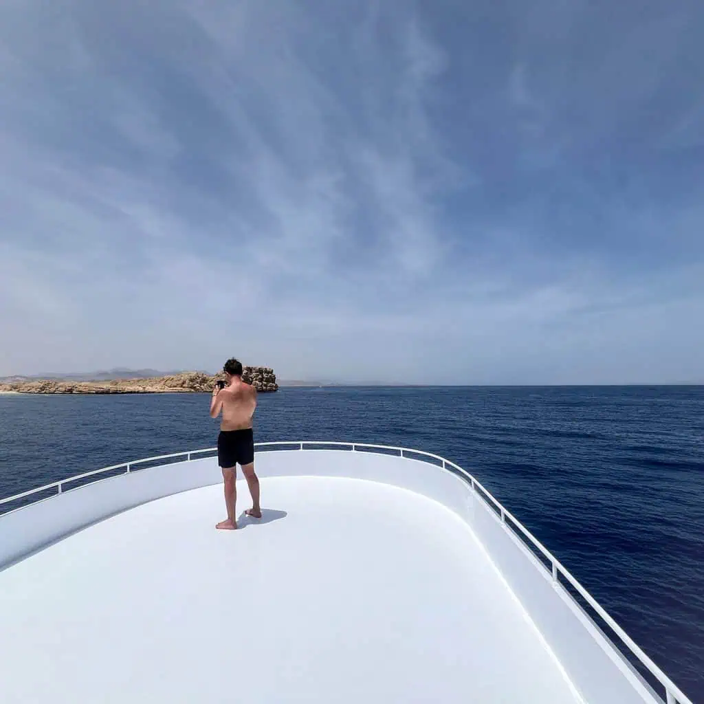 cliente a poppa della barca nelle acque di sharm