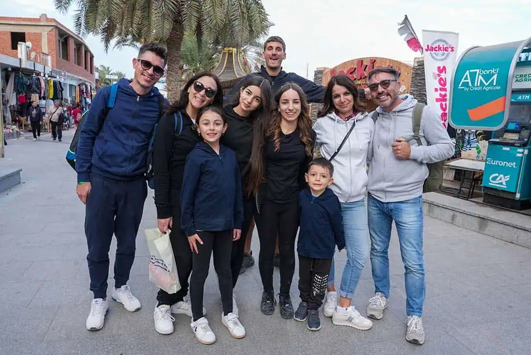 famiglia in foto ricordo nelle strade di dahab con guida italiana di buongiorno egitto