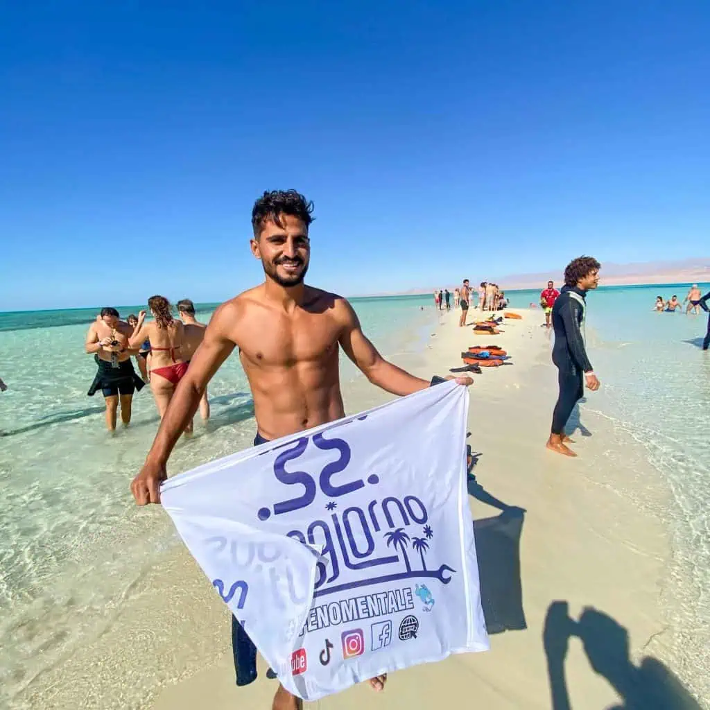 guida iin italiano a petto nudo tiene la bandiera di buongiorno egitto all' Isola che non c' e'