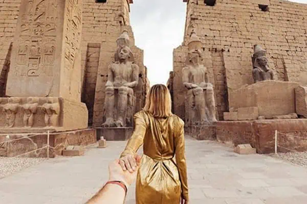 donna guida il suo compagno verso il tempio di karnak a luxor