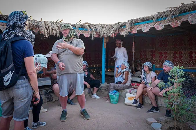 persone parlano e si rilassano alla tenda beduina durante l' escursione in motorata a sharm el sheikh