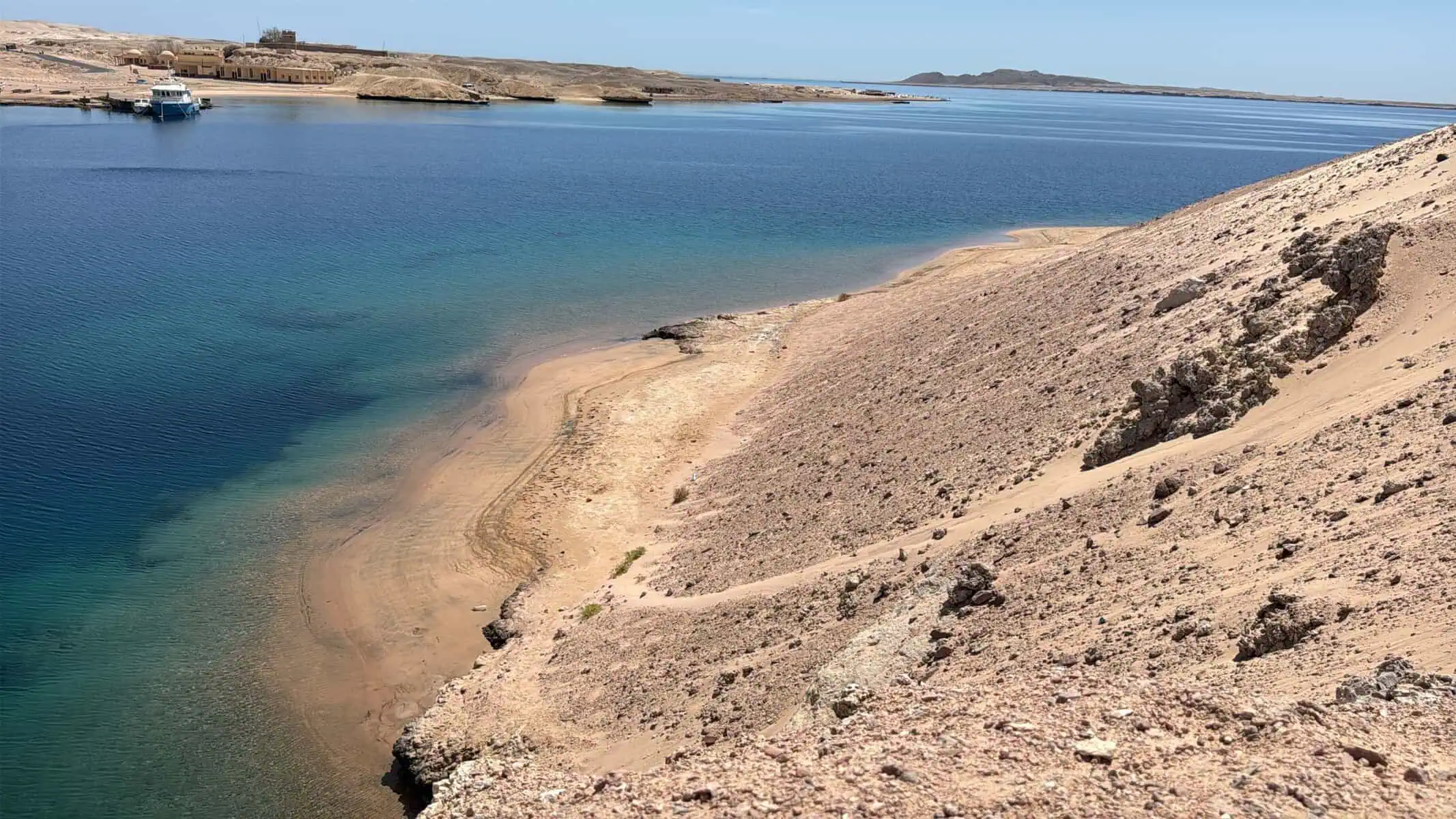 vista dall' alto della baia dei barracuda con deserto e mare a ras mohammed