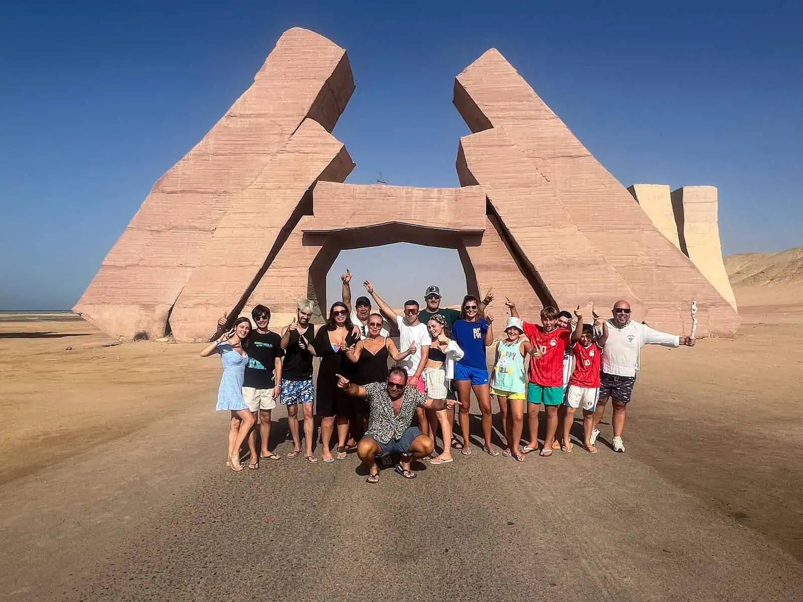 gruppo in foto ricordo davanti la porta di Alla* in gita a ras mohamed