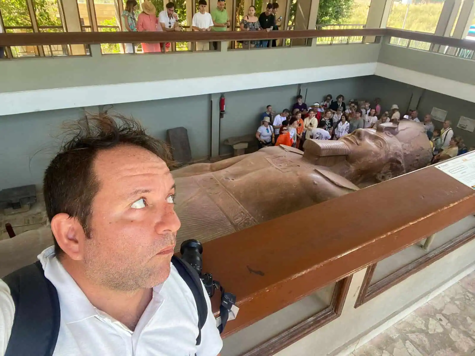 io mi faccio un selfie davanti il Colosso di Ramses II al Museo di Memphis, statua in pietra alta 13 metri vista dall' alto