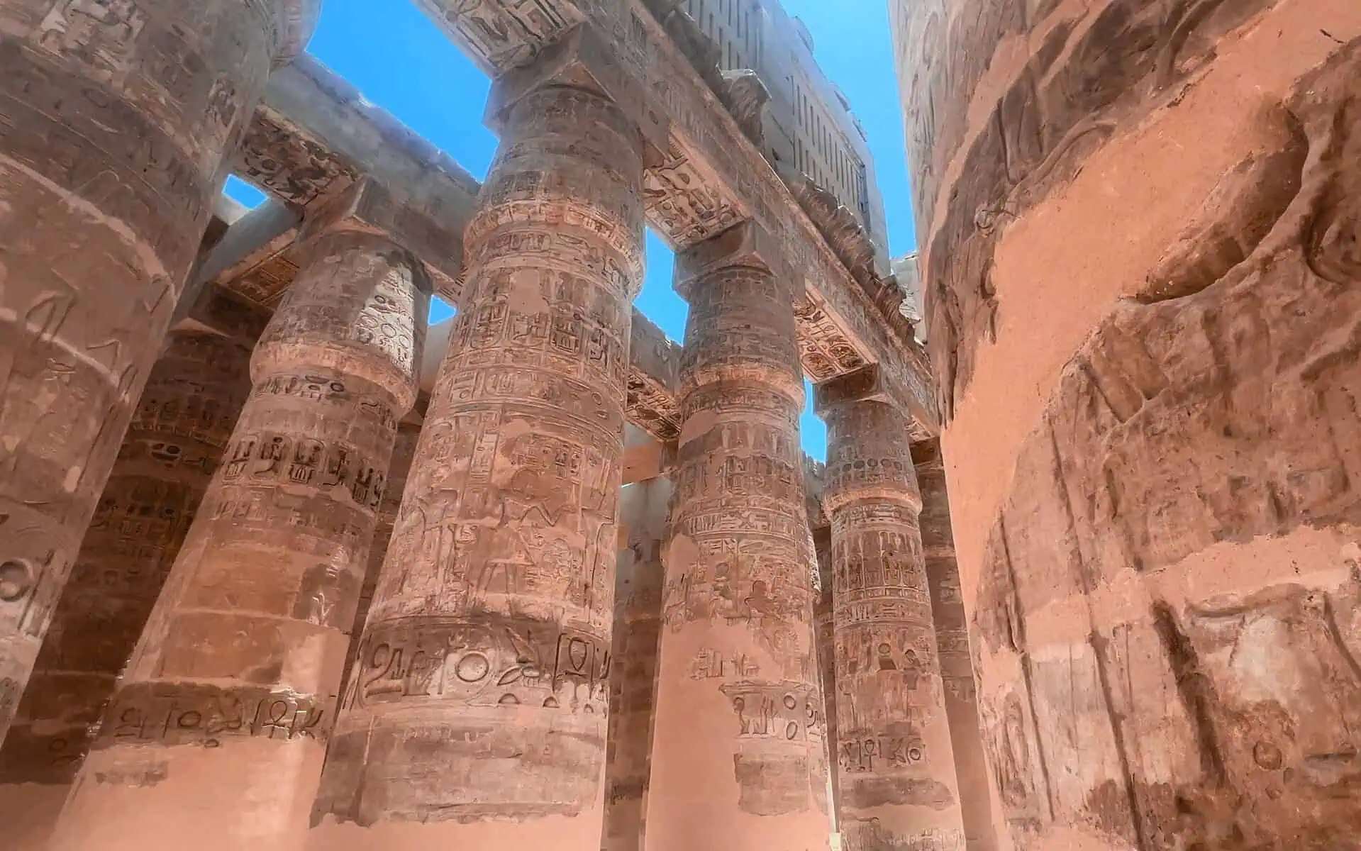 le colonne del tempio di karnak a luxor ricoperte di geroglifici