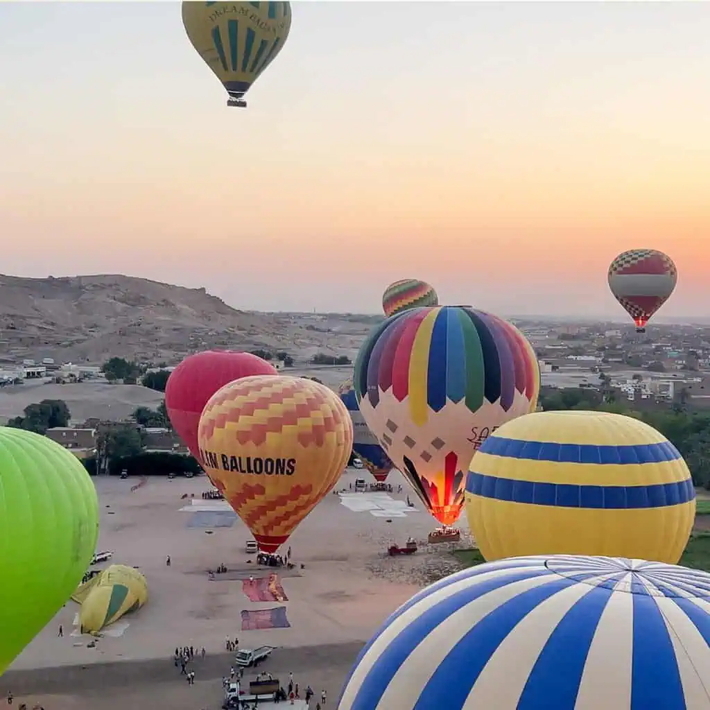 mongolfiere iniziano ad alzarsi all' alba a luxor