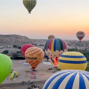 mongolfiere iniziano ad alzarsi all' alba a luxor