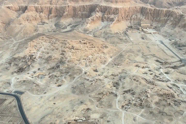 vista dall' alto della valle dei re a luxor