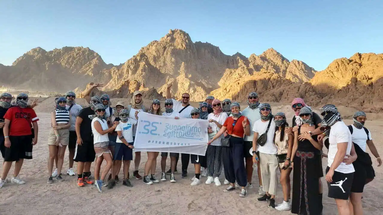gruppo di italiani nel deserto durante la motorata a sharm el sheikh con guida italiana