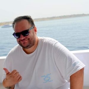 Luca la guida di buongiorno egitto in barca che sorride