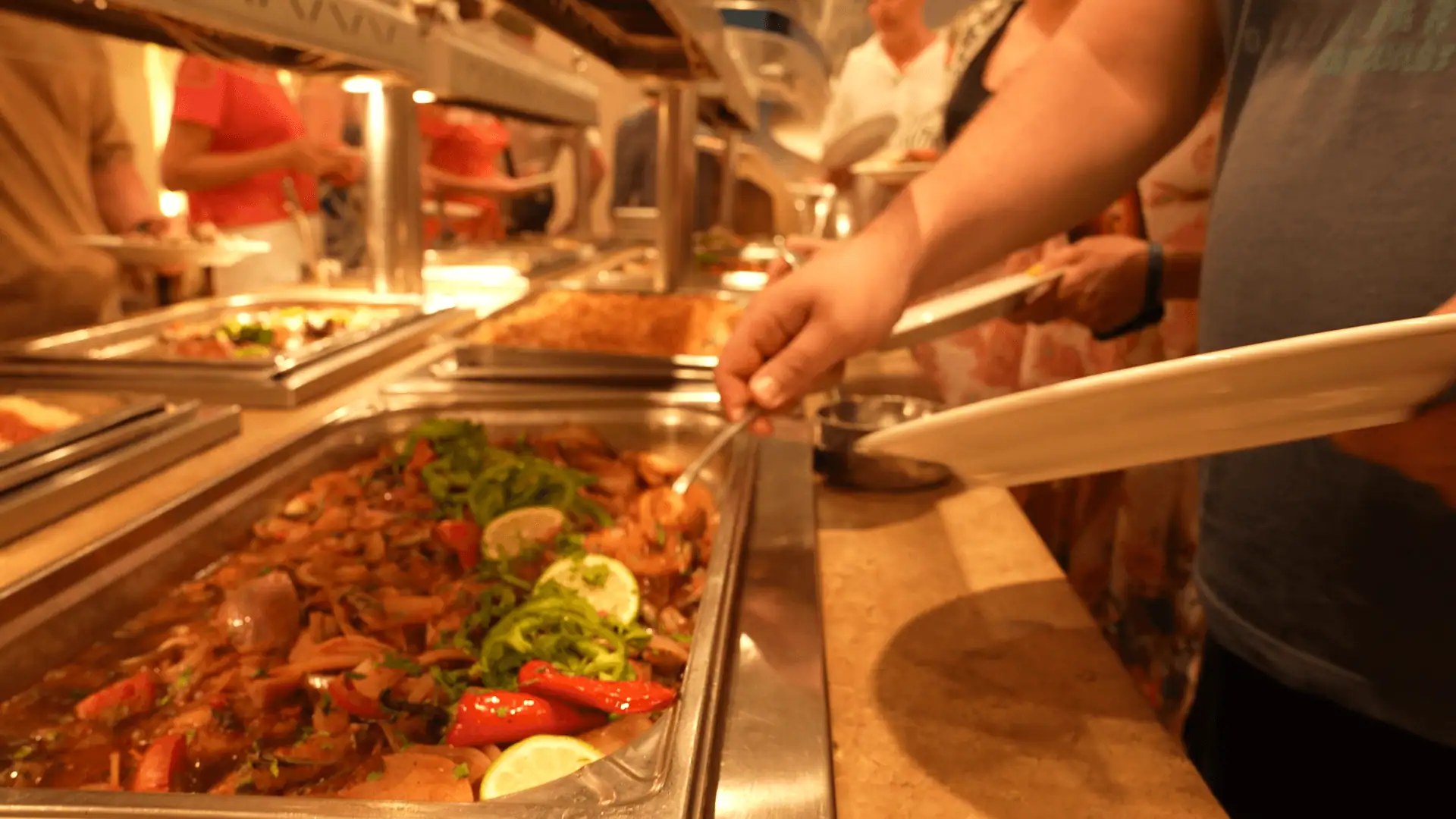 vassoio di carne e peperoni in un ristorante all inclusive a sharm