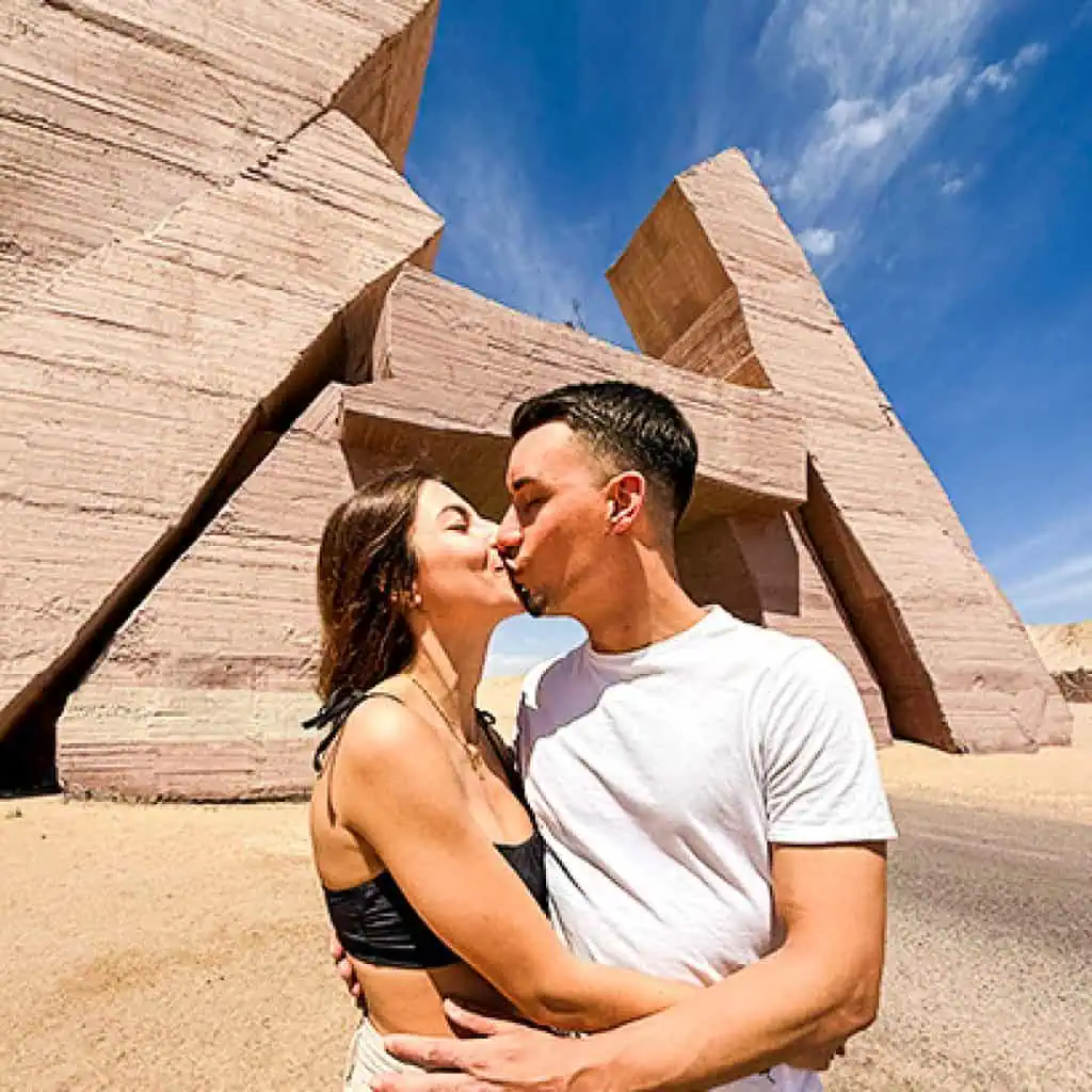 coppia si abbraccia e bacia davanti la porta di Alla* a ras mohammed