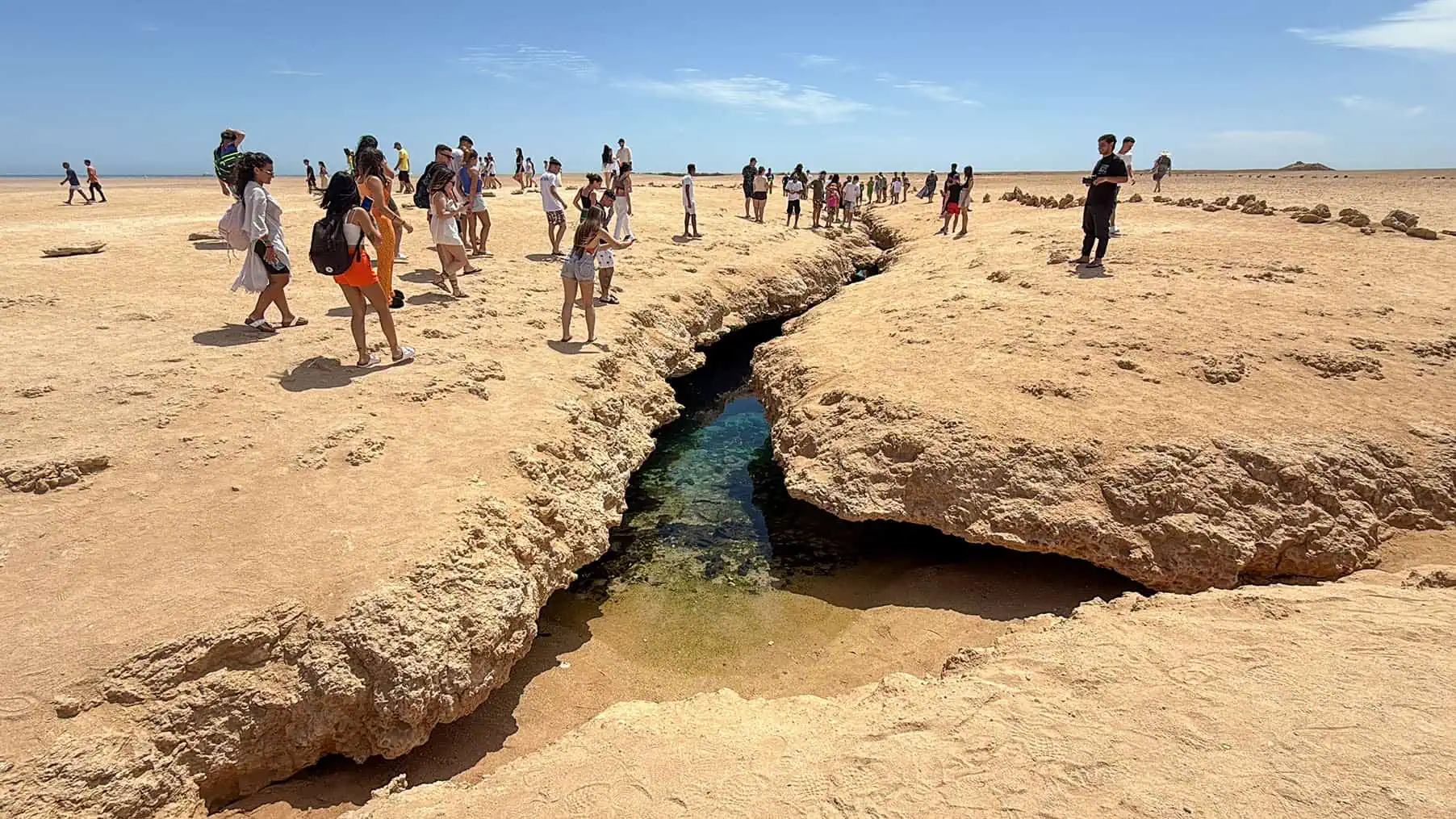 turisti visitano la spaccatura del deserto durante la gita a ras mohamed