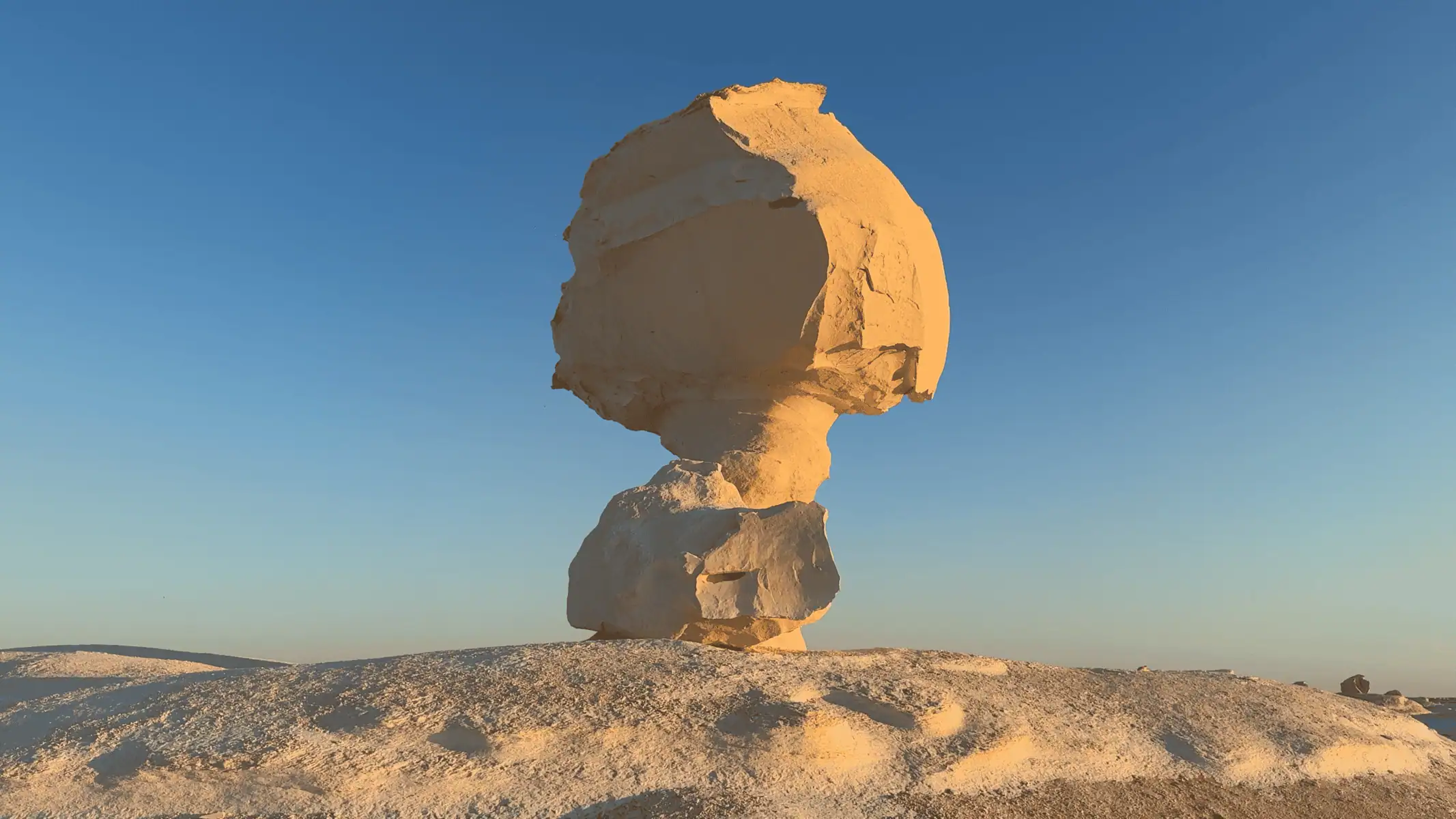 formazioni rocciose del deserto bianco al tramonto con suggestivi colori