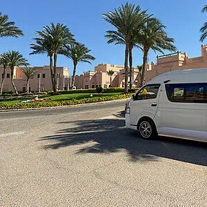 pullmino per 14 persone davanti il resort charmillion club a sharm con palme