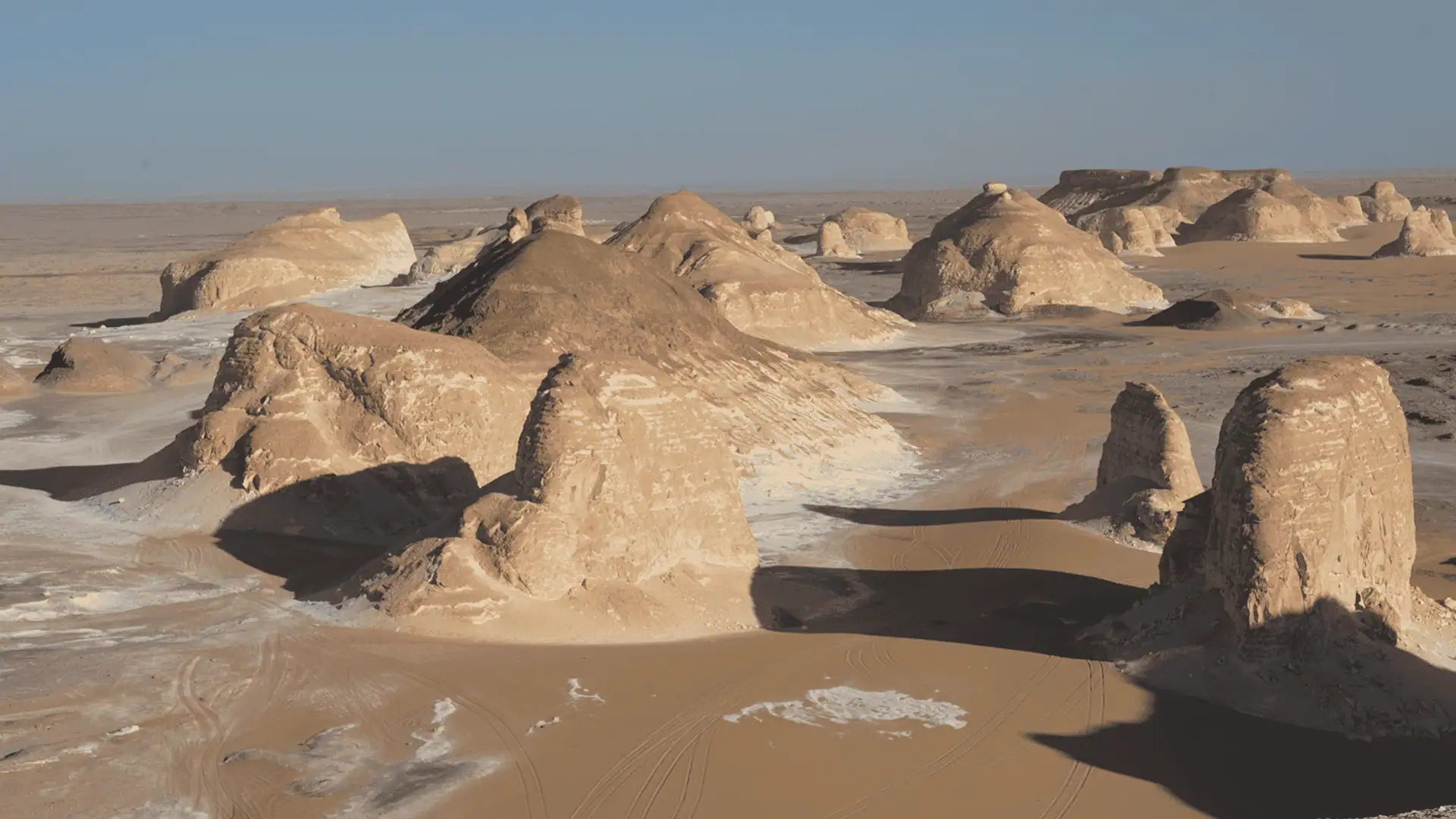 vista dall' alto di formazioni rocciose nel deserto bianco a farafra