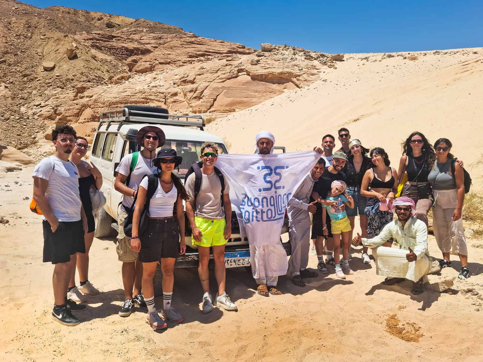 Guida beduina e clienti nel deserto durante l' escursione al canyon bianco