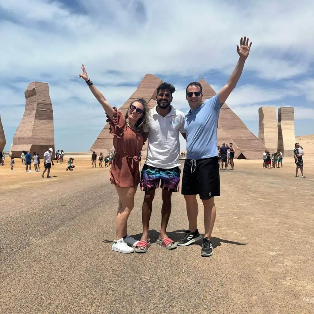 Foto ricordo con la guida italiana davanti alla Porta di Alla* a Ras Mohammed