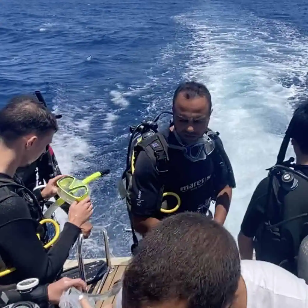 diver si preparano all immersione