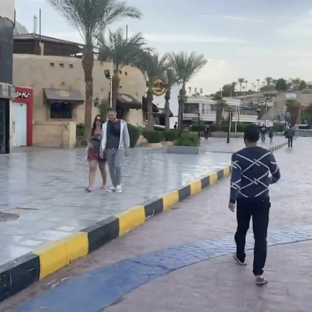 turisti passeggiano a naama bay