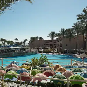 vista dall' alto di piscina e mare del seabeach aquapark