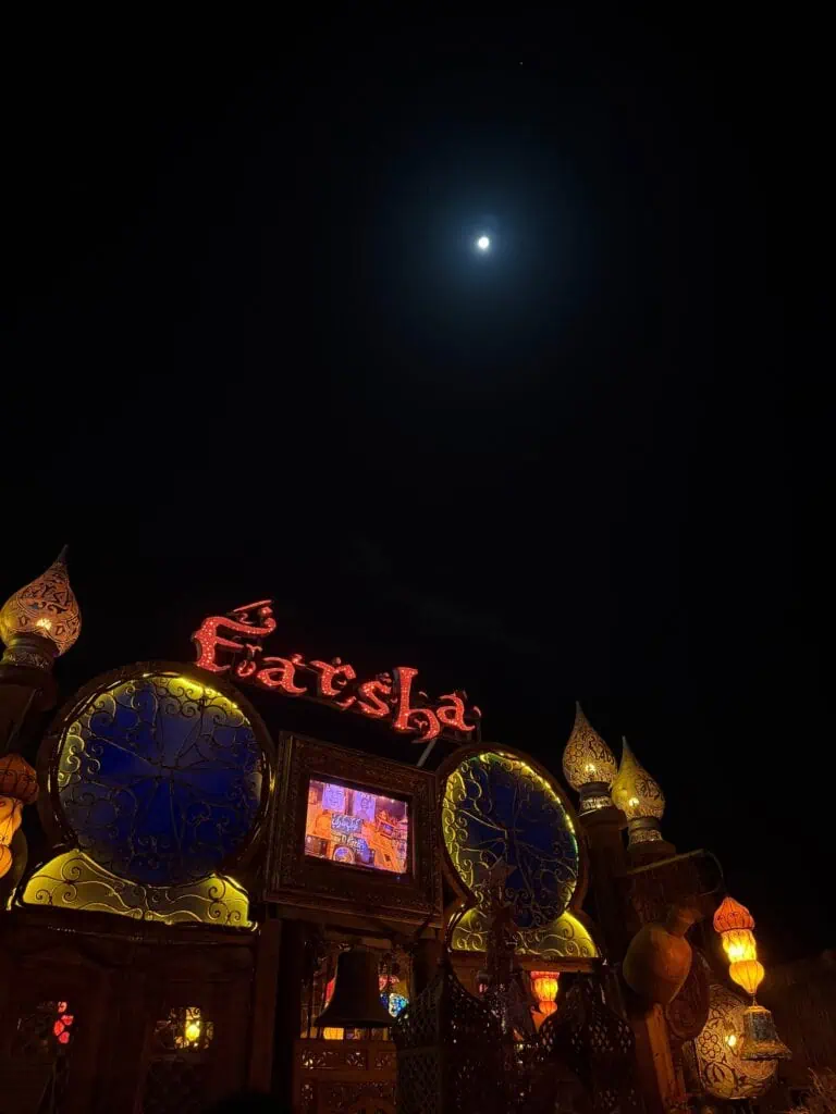 insegna e luna di sera al farsha