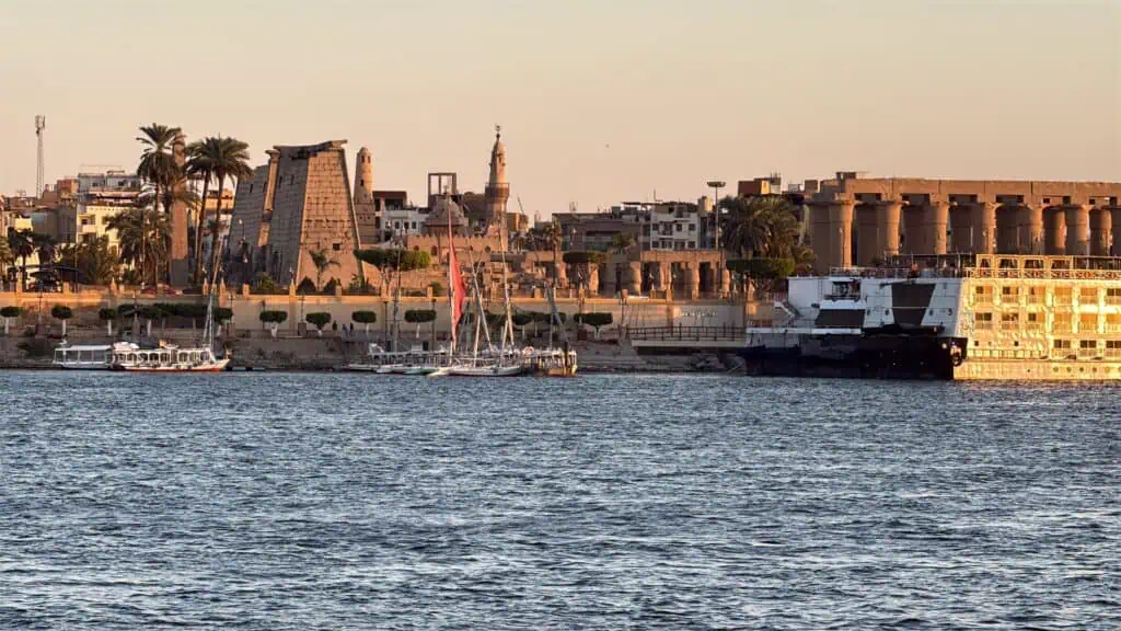 Il Nilo e visto sul tempio di Luxor dalla barca al tramonto