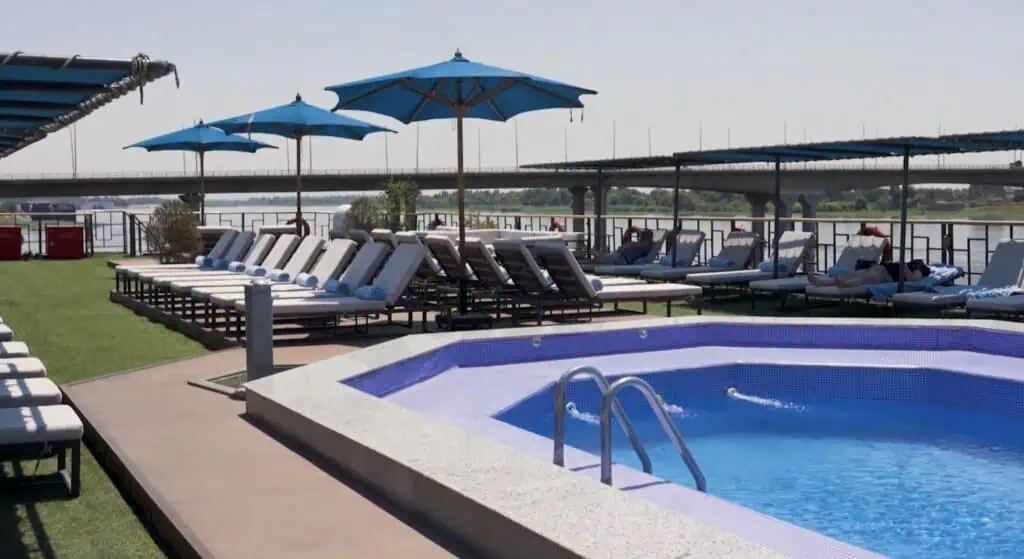 Piscina all' aperto sulla barca della crociera sul Nilo
