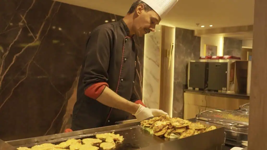 Cuoco cucina durante la crociera sul Nilo