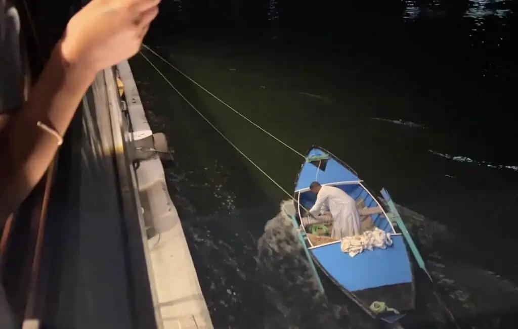 VEnditori di souvenir in barca crociera sul nilo